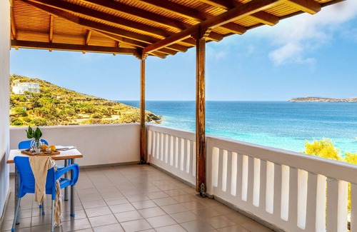 Batsi House | Holiday Home 'Seaview Mastrozanne Studio 1 Andros' with Sea View, Wi-Fi and Air Conditioning