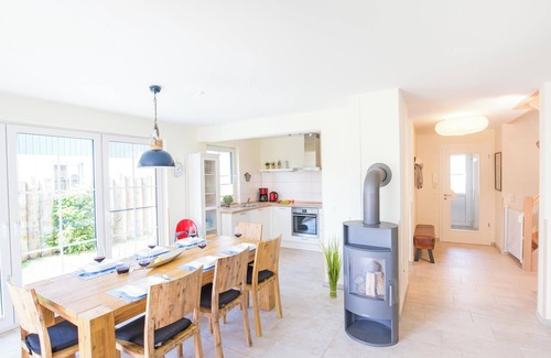 Zingst House | Holiday Home 'Seemannsgarn' with Garden, Shared Sauna & Wi-Fi