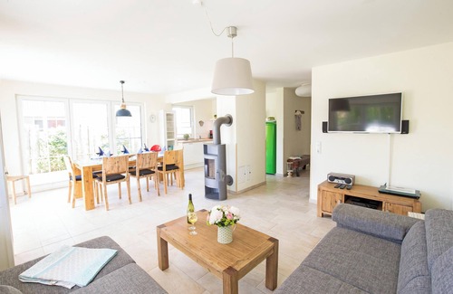 Zingst House | Holiday Home 'Seemannsgarn' with Garden, Shared Sauna & Wi-Fi