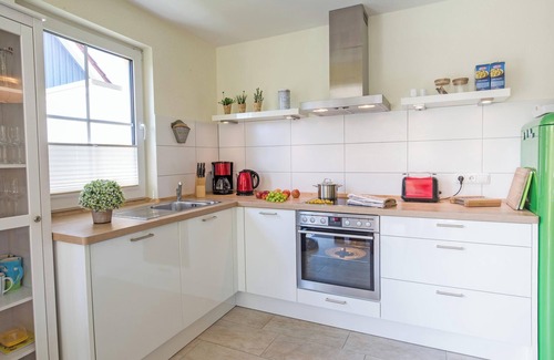 Zingst House | Holiday Home 'Seemannsgarn' with Garden, Shared Sauna & Wi-Fi