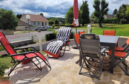 Seilhac House | Holiday Home 'Séjours Chambres D'hôtes Corrèze' with Shared Terrace, Shared Garden and Wi-Fi