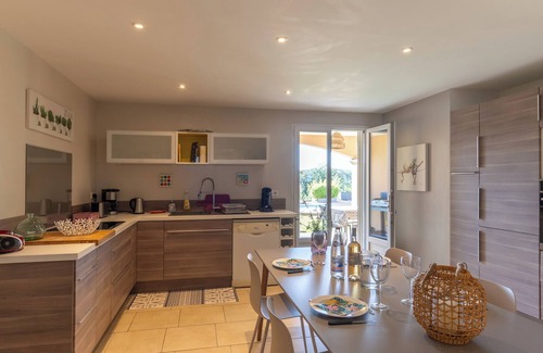 Saint-Privat House | Holiday Home "Spacious Pleasant Accommodation" with Mountain View, Private Pool and Wi-Fi