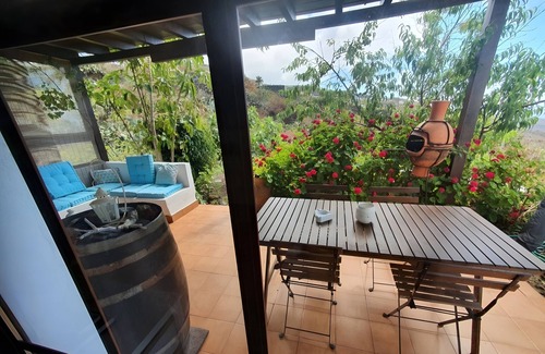 Mocanal House | Holiday Home 'Sunset Hollidays Home' with Private Garden, Balcony and Wi-Fi