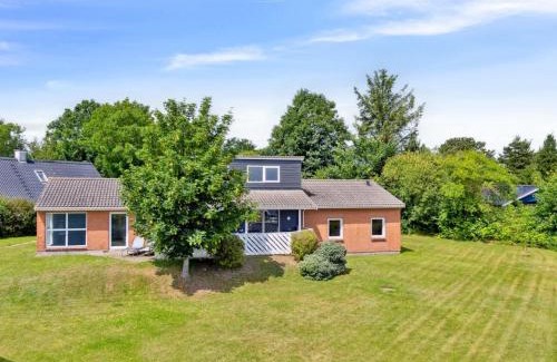 Øer Strand House | Holiday Home Svenn - 300m from the sea by Interhome