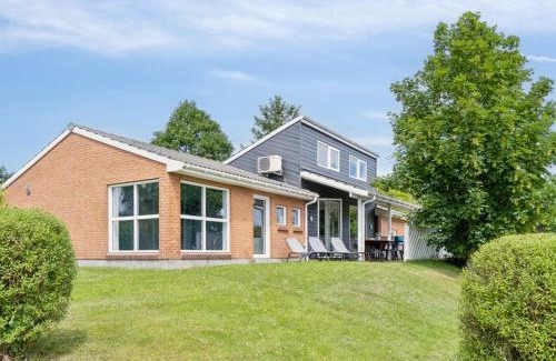 Øer Strand House | Holiday Home Svenn - 300m from the sea by Interhome