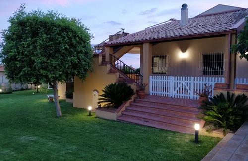 Donnalucata Villa | Holiday home Timperosse is an attic in a villa facing the sea