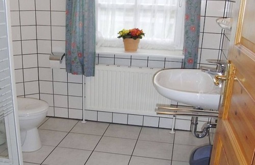Hude Apartment | Holiday home Treeneblick