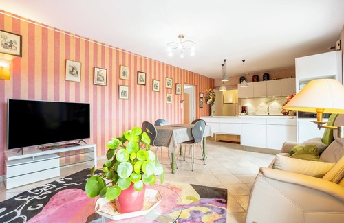 Kerlaz House | Holiday Home 'Ty Kreis - Vue Mer' with Private Terrace, Shared Garden and Wi-Fi