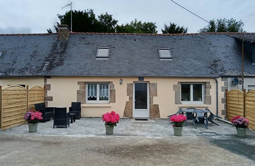 Locarn House | Holiday Home 'Ty Ma Zud' with Private Terrace and Wi-Fi