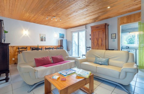 Plomeur House | Holiday Home 'Ty Mam-goz - Pointe De La Torche' with Private Terrace, Private Garden and Wi-Fi