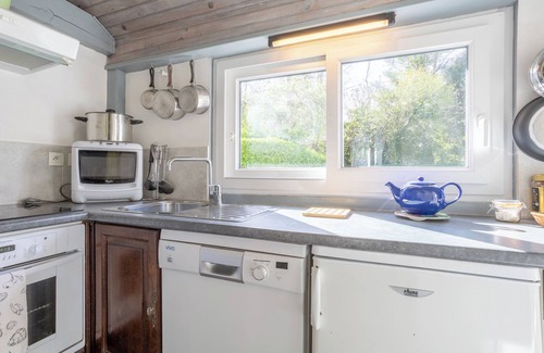 Plomeur House | Holiday Home 'Ty Mam-goz - Pointe De La Torche' with Private Terrace, Private Garden and Wi-Fi