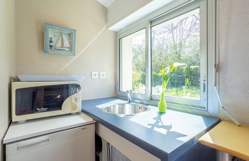 Plomeur House | Holiday Home 'Ty Mam-goz - Pointe De La Torche' with Private Terrace, Private Garden and Wi-Fi