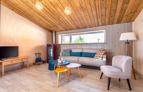 Cleder House | Holiday Home 'Ty Reuniou - La Grange' with Sea View, Shared Terrace and Wi-Fi