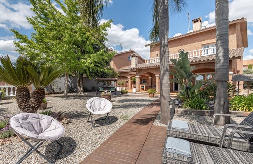 Pacs del Penedes House | Holiday Home 'Vineyard Vista Retreat - Casa Rural' with Vineyard View and Air Conditioning
