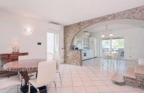 Golfo Aranci House | Holiday Home 'Villa Alfredo Golfo Aranci' with Sea View, Private Terrace and Air Conditioning