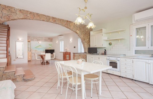 Golfo Aranci House | Holiday Home 'Villa Alfredo Golfo Aranci' with Sea View, Private Terrace and Air Conditioning