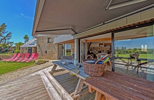 Kerlouet House | Holiday Home 'Villa Léonie - Indoor Pool' with Terrace, Garden and Wi-Fi