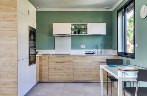 Sommieres Villa | Holiday Home 'Villa Maryet' with Private Terrace, Wi-Fi and Air Conditioning