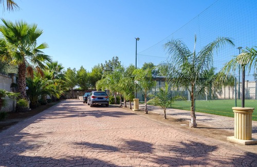 Cavallino House | Holiday Home Villa Mariangela with Shared Pool, Garden & Wi-Fi