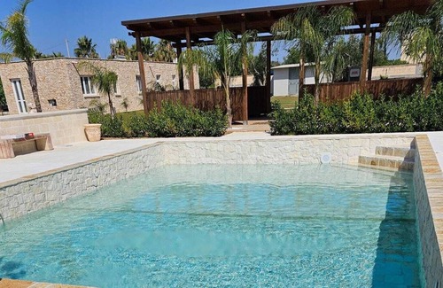 Cavallino House | Holiday Home Villa Mariangela with Shared Pool, Garden & Wi-Fi
