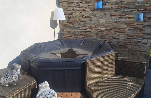 Laille House | Holiday Home 'Villa Pool Jacuzzi and Pétanque' with Pool, near La table du 6