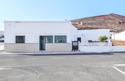 Soo House | Holiday Home “Villa Soo Famara” close to the Sea with Mountain View, Wi-Fi & Terrace