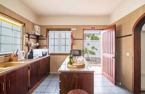 Correeira Villa | Holiday Home "Villa Sunflower Albufeira" with Private Garden, Pool & WiFi
