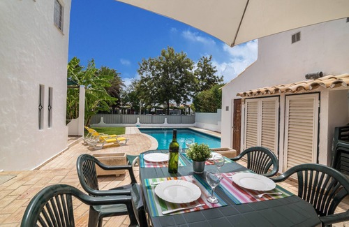 Correeira Villa | Holiday Home "Villa Sunflower Albufeira" with Private Garden, Pool & WiFi