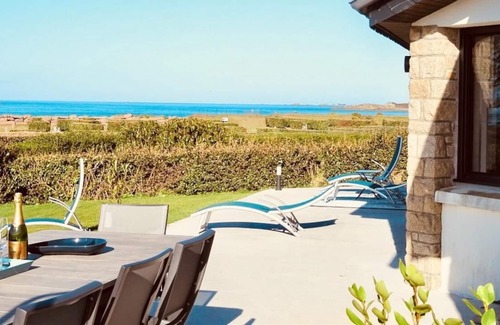 Trelevern House | Holiday Home 'Villa Vue Mer' with Sea View, Private Terrace and Wi-Fi