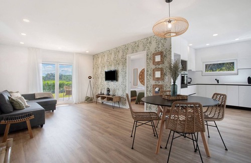 Obidos House | Holiday Home 'Vinha' with Private Terrace, Private Garden and Wi-Fi