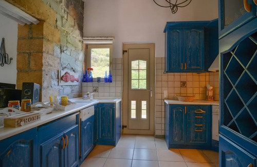 Andros House | Holiday Home 'Vitali River House Andros' with Mountain View, Wi-Fi and Air Conditioning