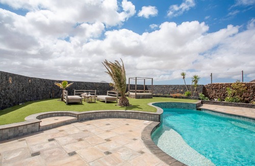 Villaverde House | Holiday Home 'Volcanoa' with Sea View, Shared Pool and Wi-Fi
