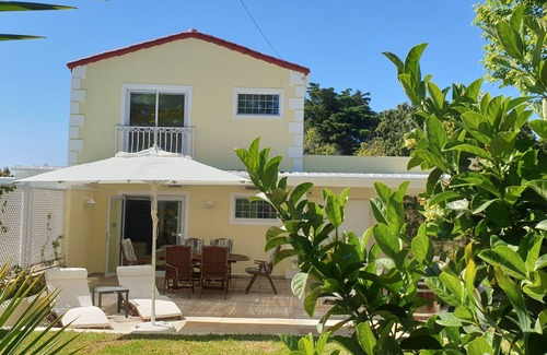 Constantia Cottage | Holiday Home with 2 Bedrooms, big Veranda, Smart-TV, fast Internet, heated Pool