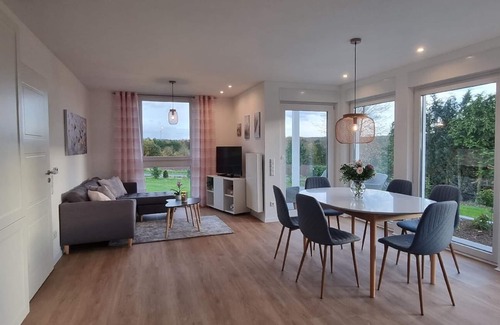 Vorden House | Holiday home with bay window on a large plot