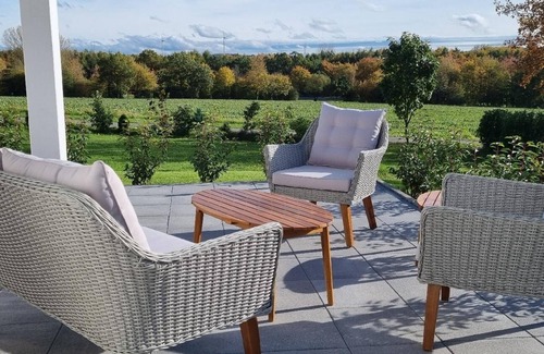 Vorden House | Holiday home with bay window on a large plot