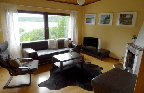 Hultsfred House | Holiday home with direct lake location and bridge