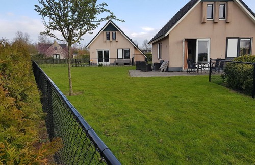 Tzummarum House | Holiday home with jacuzzi near the Wadden Sea