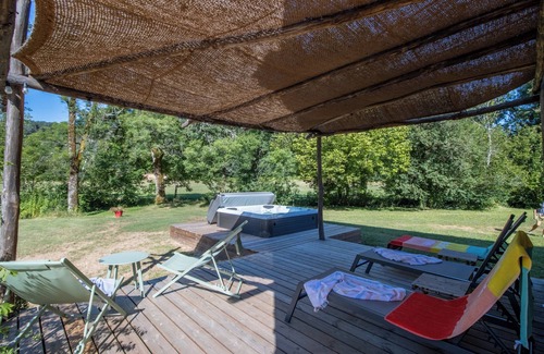 Thonac House | Holiday Home with Jacuzzi, Peaceful Haven in the Heart of Nature