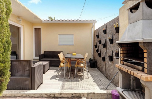 Seixal House | Holiday Home 'Zen Village Verde' with Shared Pool, Wi-Fi and Air Conditioning