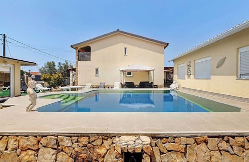 Seixal House | Holiday Home 'Zen Village Azul' with Shared Pool, Wi-Fi and Air Conditioning