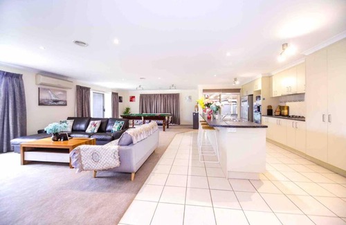Manor Lakes House | Holiday House in Lanor Lake