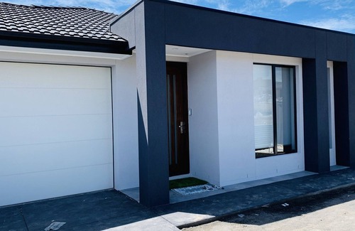 Wallan House | Holiday House in Wallan with mountain view.