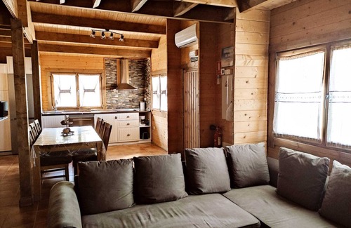 Cobisa House | Holiday house 'La Dehesa Y Dehesa2 De Toledo' with Mountain View, Wi-Fi and Air Conditioning