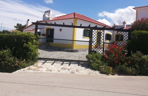 Ericeira Cottage | Holiday house w/ garden and small swimming pool 4 km to beach of Ribeira de Ilhas.