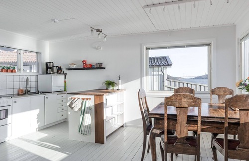 Hoviksnas Ski Chalet | Holiday house with sea views and private beach on Tjörn | SE09009
