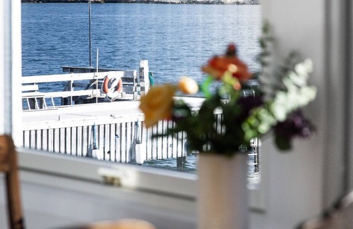 Hoviksnas Ski Chalet | Holiday house with sea views and private beach on Tjörn | SE09009