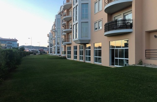 Sao Martinho do Porto Apartment | Holiday in São Martinho do Porto - 2 bedroom Apartment, sleeps 4 with large pool