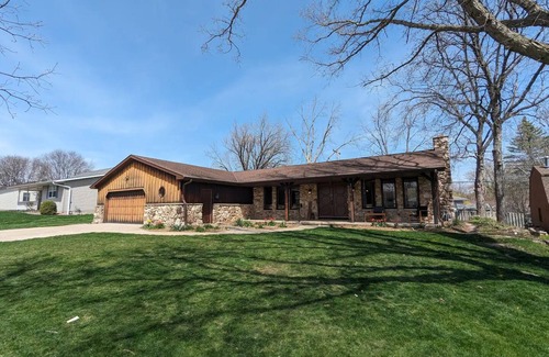 Green Bay House | Holiday in Green Bay! 5 minute walk to Lambeau!