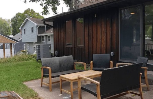Green Bay House | Holiday in Green Bay! 5 minute walk to Lambeau!