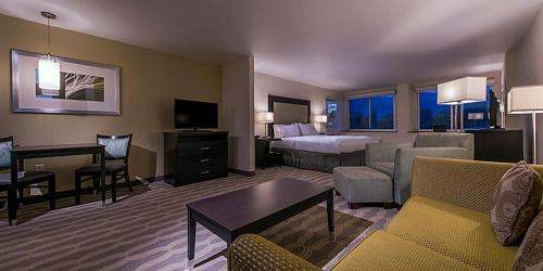 Colorado Springs Hotel | Holiday Inn Express & Suites Colorado Springs Central by IHG